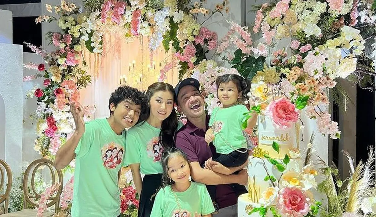 Sarwendah, istri Ruben Onsu ini baru saja berulang tahun ke-33 pada Senin (29/8) kemarin. 
Di hari istimewanya ini, Sarwendah mendapat kejutan pesta ulang tahun dari keluarganya. (Instagram/bentobensuupdate_).