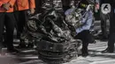Tim KNKT mengidentifikasi turbin pesawat Sriwijaya Air SJ-182 di Dermaga JICT 2, Tanjung Priok, Jakarta, Minggu (10/1/2021). Potongan mesin jenis pesawat Boeing 737-500 yang ditemukan di perairan Kepulauan Seribu itu diangkat menggunakan crane milik KRI Cucut 866. (merdeka.com/Iqbal S Nugroho)