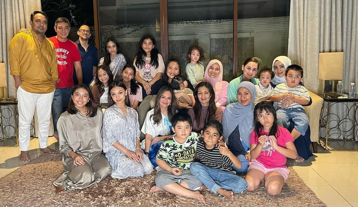Momen hangat layaknya keluarga besar. Para  tamu yang hadir masing-masing membawa pasangan dan juga anak-anaknya. [Instagram/meisya_siregar]