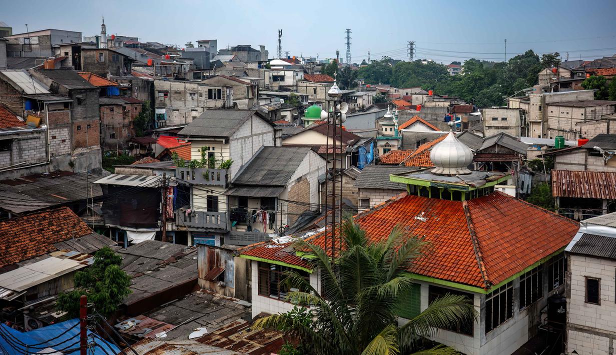 Tampak rumah-rumah di lingkungan padat penduduk di Jakarta pada Selasa 21 April 2026. Provinsi DKI Jakarta menjadi wilayah terpadat di Indonesia dengan rata-rata kepadatan mencapai 15.978 jiwa/km persegi. (BAY ISMOYO/AFP)