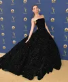 Angela Sarafyan pun menggunakan gaun dengan nuansa hitam di Emmy Awards 2018. Elegan banget ya! (NEILSON BARNARD / GETTY IMAGES NORTH AMERICA / AFP)