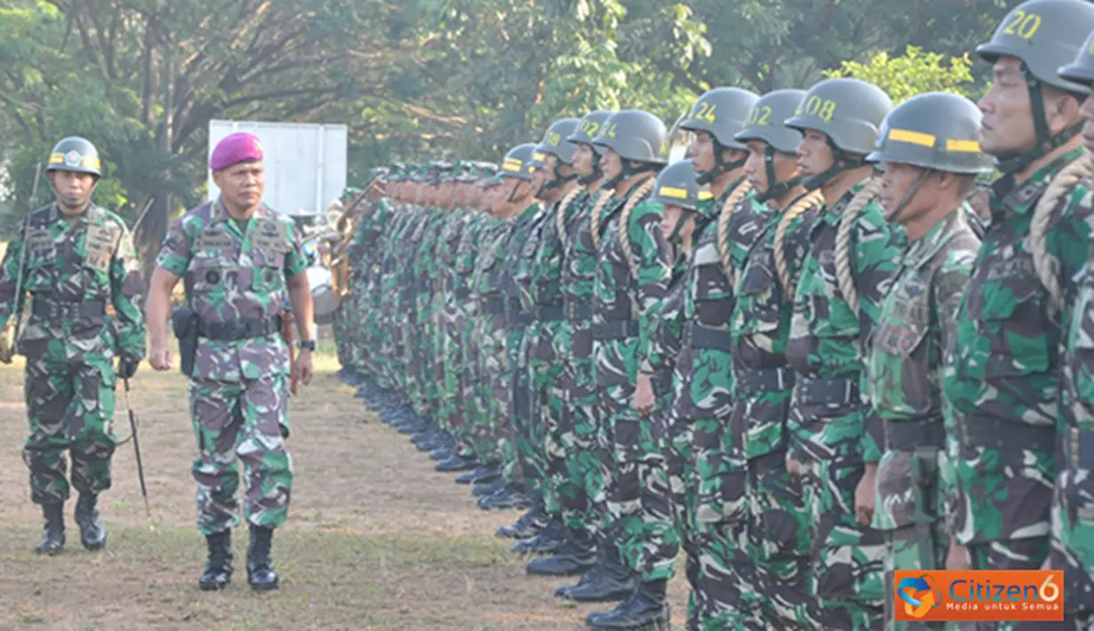Citizen6, Sidoarjo: Wakil Komandan Kobangdikal Brigjen TNI (Mar) Sturman Panjaitan membuka Pendidikan calon perwira TNI AL reguler di Lapangan Dakota Puslatdiksarmil Kobangdikal di Juanda, Sidoarjo, Jumat (12/10). (Pengirim: Penkobangdikal).
