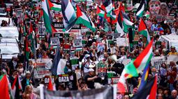 Pengunjuk rasa menyerukan untuk “mengakhiri genosida” dan “berhenti mempersenjatai Israel”. (BENJAMIN CREMEL/AFP)