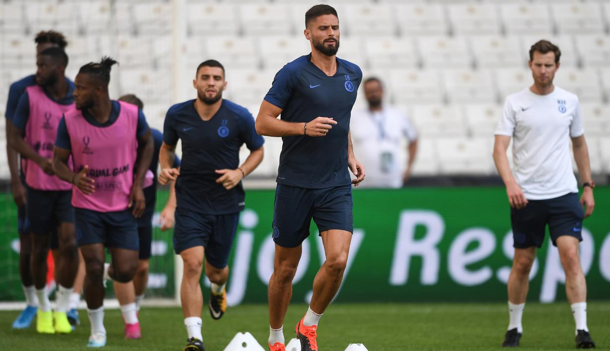 Striker Chelsea, Olivier Giroud (tengah) dan rekan-rekannya melakukan pemanasan selama sesi latihan di stadion Besiktas Park di Istanbul, Turki (13/8/2019). Chelsea akan bertanding melawan Liverpool dalam pertandingan Piala Super Eropa 2019 pada Kamis (15/8/2019) dini hari WIB. (AFP Photo/Ozan Koze)