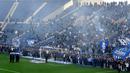 Para fans FC Porto memberikan penghormatan untuk mendiang mantan presiden FC Porto, Jorge Nuno Pinto da Costa di Stadion Dragao, Porto, Portugal pada 17 Februari 2025. Pinto da Costa, menjabat sebagai presiden FC Porto dari tahun 1982 hingga 2024 dan meninggal dunia pada usia 87 tahun. (AFP/Miguel Riopa)