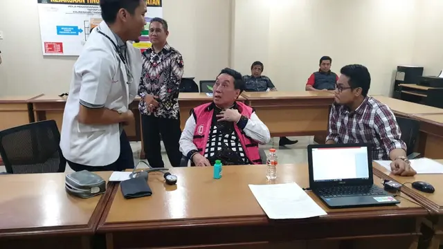 Detik-detik kesehatan Jentang diperiksa sebelum dijebloskan ke sel Lapas Klas 1 Makassar sebagai tahanan titipan (Liputan6.com/ Eka Hakim)