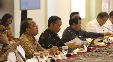 Presiden Joko Widodo saat memimpin rapat terbatas di Istana Bogor, Senin (22/10).Ratas tersebut membahas persiapan OOC (Our Ocean Conference 2018) yang akan di selenggarakan di Bali. (Liputan6.com/Angga Yuniar)