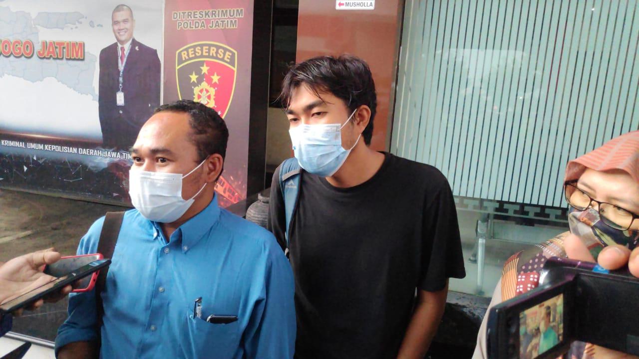 Jurnalis Tempo Nurhadi usai menjalani pemeriksaan di Polda Jatim. (Dian Kurniawan/Liputan6.com)