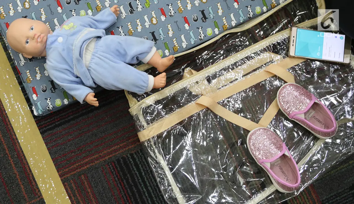 Sebuah boneka yang dijadikan contoh dalam acara pijat massal bayi di Gedung Kementerian Kesehatan, Jakarta, Selasa (7/11). Acara tersebut digelar dalam rangka menyambut peringatan Hari Kesehatan Nasional ke-53. (Liputan6.com/Immanuel Antonius)