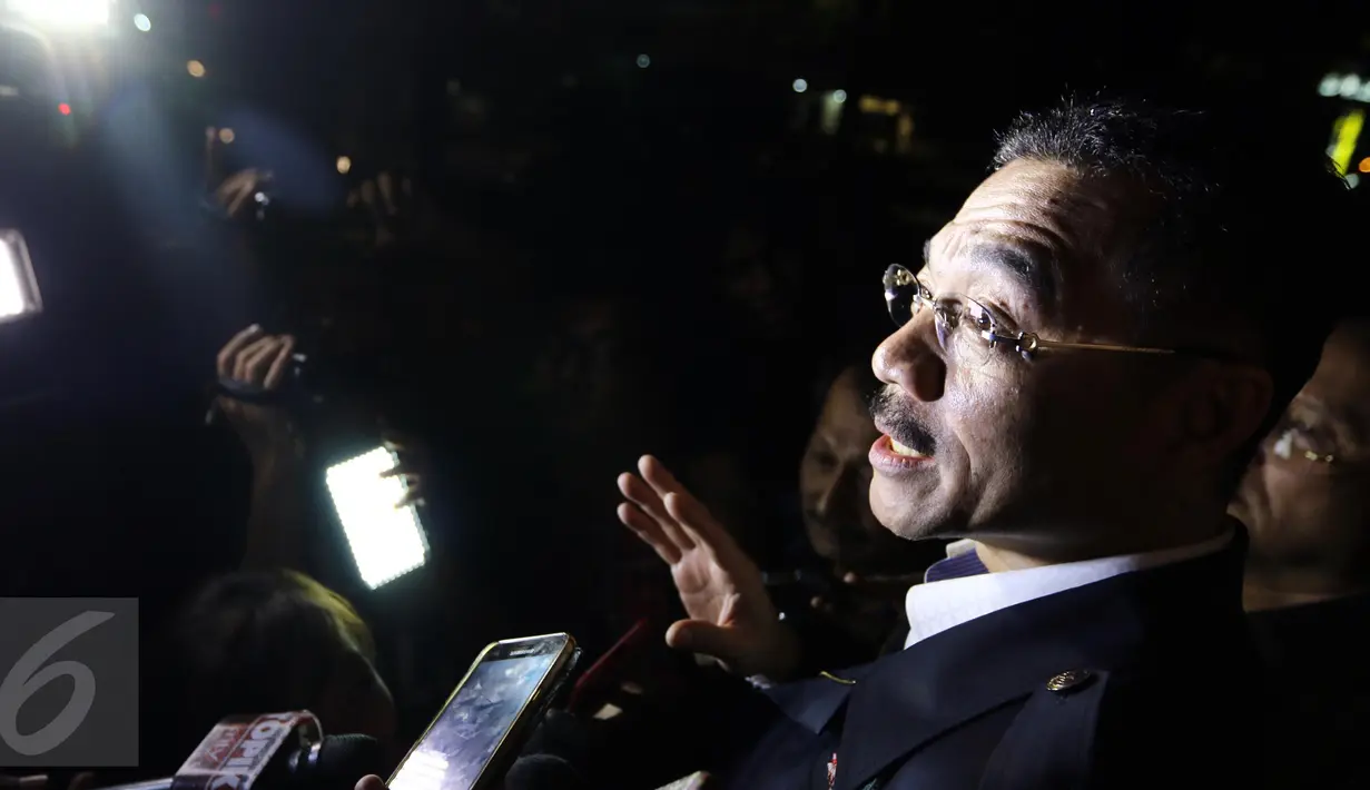 Mantan Mendagri, Gamawan Fauzi memberikan keterangan usai menjalani pemeriksaan di Gedung KPK, Jakarta, Kamis (20/10). Gamawan diperiksa sebagai saksi untuk tersangka mantan Dirjen Dukcapil Kemendagri, Irman. (Liputan6.com/Helmi Afandi)