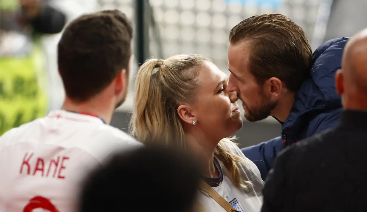 Pemain Inggris Harry Kane memeluk istrinya Katie Goodland atau Kate pada akhir pertandingan final Euro 2020 antara Inggris dan Italia di Stadion Wembley, London, Inggris, Minggu (11/7/2021). Italia mengalahkan Inggris 3-2 dalam adu penalti. (John Sibley/Pool Photo via AP)