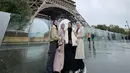 Kompak memakai busana muslim, keempatnya menikmati momen saat mengunjungi Menara Eiffel. Bahkan, penampilan Natasha Rizky, Nina Zatulini, Dian Ayu dan Ratna Galih juga tak lepas dari perhatian netizen. (Liputan6.com/IG/@ninazatulini22)