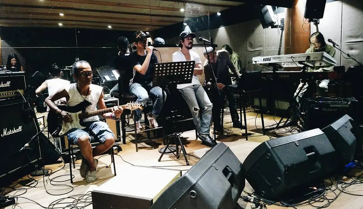 Musikus Yockie Suryo Prayogo (kanan) saat melakukan latihan. Berita duka kembali mewarnai dunia hiburan Tanah Air. Kali ini, musikus Yockie Suryo Prayogo menghembuskan napas terakhirnya pada Senin (5/2) pagi. (Instagram/yockie_suryo_prayogo)