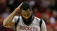 Ekspresi kecewa pemain Houston Rockets, James Harden usai timnya kalah dari San Antnio Spurs pada gim keenam semifinal NBA Wilayah Barat di Houston, (11/5/2017). Spurs menang 114-75. (AP/Eric Christian Smith)