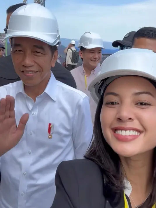 Aurelie tak pernah absen di acara kenegaraan, kali ini ia tampil dengan blazer hitam dipadukan inner putihnya. Lengkap mengenakan helm proyek. [@Aurelie]