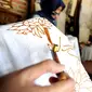 Warga menyelesaikan pembuatan batik tulis di Batik Bumiku di Kampung Batik Cibuluh, Kota Bogor, Senin (21/09/2020). Kaum ibu di kampung batik yang berdiri sejak dua tahun terakhir ini tetap bertahan di masa pandemi COVID-19. (merdeka.com/Arie Basuki)