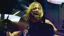 Drummer Foo Fighters Taylor Hawkins tampil pada festival musik Intersect di Las Vegas Festival Grounds, Las Vegas, Nevada, Amerika Serikat, 7 Desember 2019. Foo Fighters tidak merinci penyebab meninggalnya Taylor Hawkins. (ETHAN MILLER/GETTY IMAGES NORTH AMERICA/AFP)