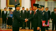Presiden Joko Widodo bersalaman dengan Marsekal Madya Hadi Tjahjanto usai pelantikan di Istana Negara, Jakarta, Rabu (18/1). Hadi Tjahjanto menjadi Kepala Staf Angkatan Udara (Kasau) menggantikan Agus Supriatna. (Liputan6.com/Angga Yuniar)
