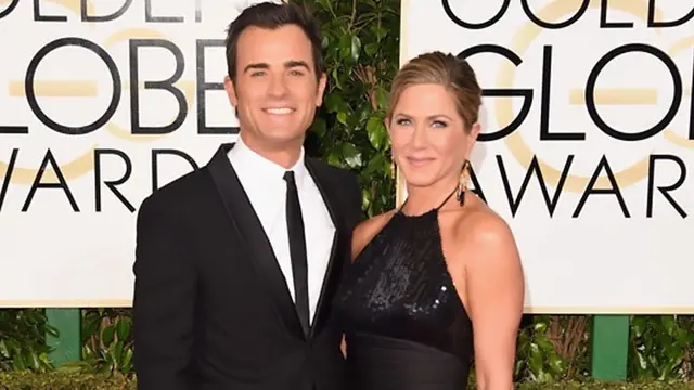 Jennifer Aniston tampak bahagia hadir ke acara Golden Globe 2015 bersama tunangannya