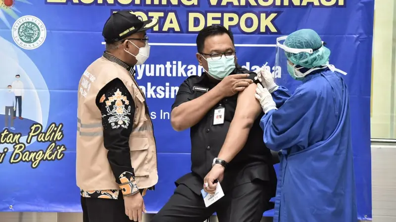 Wakil Wali Kota Depok Pradi Supriatna menjadi orang pertama di Depok yang mendapat vaksin Covid-19. Vaksinasi dilakukan di Rumah Sakit Universitas Indonesia bersama 9 orang pejabat Depok lainnya.