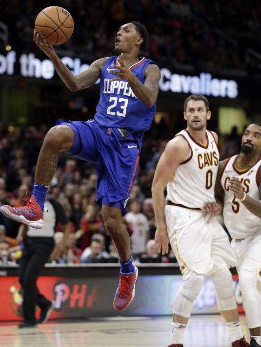 Aksi pemain Los Angeles Clippers, Lou Williams (23) melakukan lay up melewati adangan para pemain Cavaliers pada laga NBA basketball game di Quicken Loans Arena, Cleveland, (18/11/2017), Cavs menang 118-113. (AP/Tony Dejak)