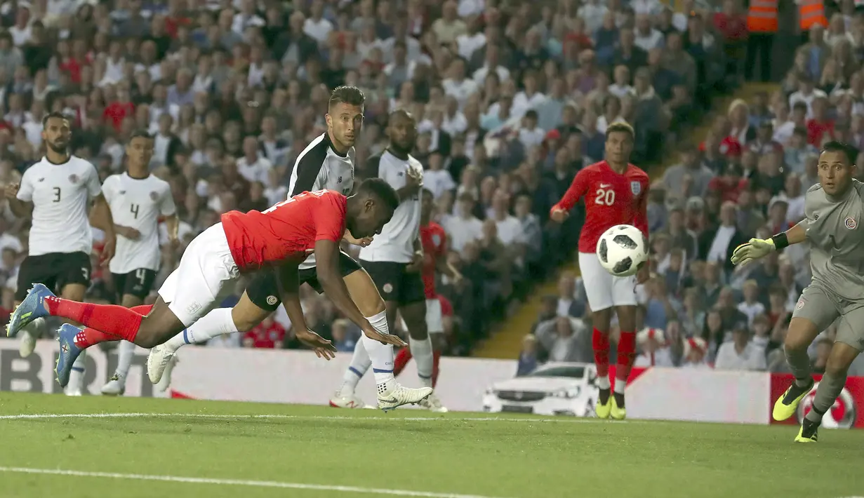Aksi pemain Inggris, Danny Wellbeck (kiri) saat mencetak gol ke gawang Kosta Rika pada laga uji coba di Elland Road Stdium, Leeds, Inggris, (7/6/2018). Inggris menang 2-0. (AP/Scott Heppell)