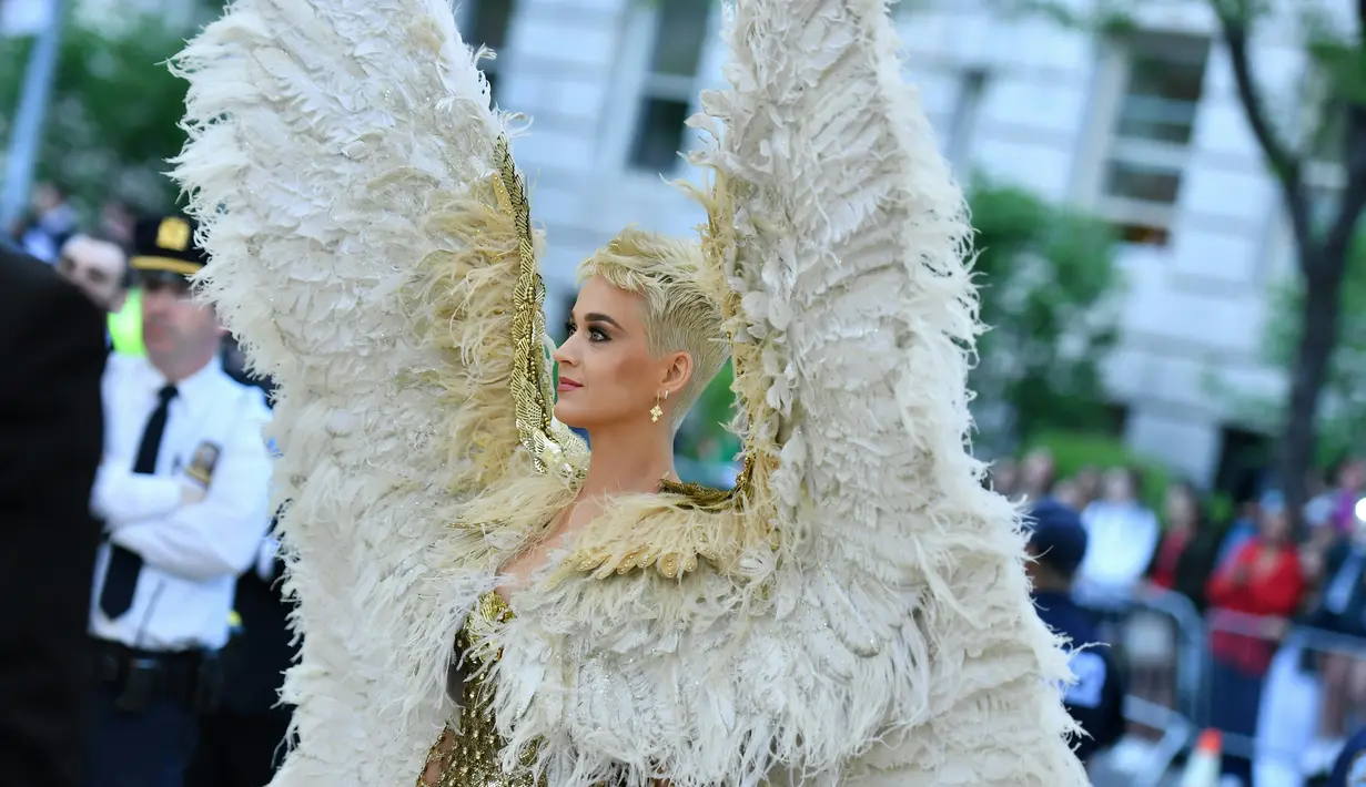 Tema Met Gala 2018 kali ini memang "Heavenly Bodies: Fashion and the Catholic Imagination". (ANGELA WEISS / AFP)