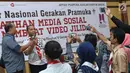 Anggota Pramuka mempraktikkan cara mengambil gambar dengan ponsel di sela-sela materi Pelatihan Media Sosial dan Membuat Video Jilid 2, Jakarta, Sabtu (5/8). Pelatihan dalam rangka Raimuna Nasional XI Pramuka. (Liputan6.com/Helmi Fithriansyah)