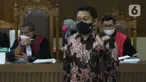 Terdakwa dugaan suap penanganan perkara di KPK yang juga mantan penyidik, AKP Stepanus Robin Pattuju saat menjalani sidang lanjutan di Pengadilan Tipikor, Jakarta Pusat, Senin (20/9/2021). Sidang beragendakan keterangan saksi dari JPU KPK. (Liputan6.com/Helmi Fithriansyah)