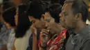 Umat Kristiani dengan khidmat mengikuti ibadah Jumat Agung yang memperingati kematian Tuhan Yesus Kristus di Indonesia bagian Barat (GPIB) Effatha, Jakarta, Jumat (3/4/2015). (Liputan6.com/Johan Tallo)