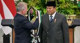 Presiden Republik Indonesia Prabowo Subianto (kanan) menerima penghargaan Bejeweled Grand Cordon of Al-Nahda (Ordo Kebangkitan Yordania) dari Raja Yordania Abdullah II di Istana Kepresidenan, Jakarta, Jumat 14 November 2025. Bejeweled Grand Cordon of Al-Nahda (Ordo Kebangkitan Yordania) adalah tanda kehormatan tertinggi dari Kerajaan Yordania. (BAY ISMOYO/AFP)