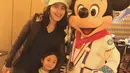 Lihat betapa bahagianya Ayu Ting Ting dan Bilqis berpose bersama Mickey Mouse. "Yeeeaaa lunch with mickey mouse," tulis Ayu. (Foto: instagram.com/ayutingting92)