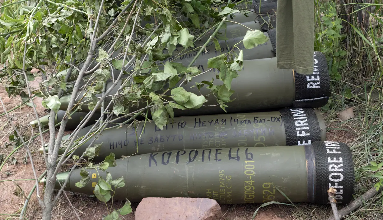 Peluru howitzer M777 yang dipasok Amerika Serikat (AS) tergeletak di tanah untuk menembaki posisi Rusia di wilayah Donbas, Ukraina, 18 Juni 2022. Pada salah satu peluru tertulis: "Tidak ada yang terlupakan". (AP Photo/Efrem Lukatsky)