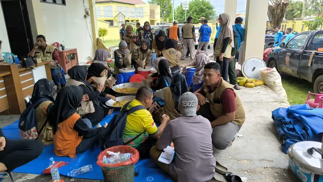 Sejumlah anggota Tagana Kota  Depok membuat masakan di dapur umum untuk warga pengungsian korban longsor dan banjir bandang, Kecamatan Tegal Buleud, Kabupaten Sukabumi.