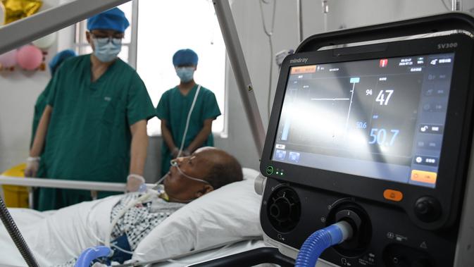 Para petugas medis bersiap untuk memulangkan Cui dari Rumah Sakit Renmin Universitas Wuhan di Wuhan, Provinsi Hubei, China (21/7/2020). Cui, pasien COVID-19 yang menjalani operasi transplantasi paru-paru ganda, sembuh setelah perawatan selama berbulan-bulan dan dipulangkan. (Xinhua/Cheng Min)