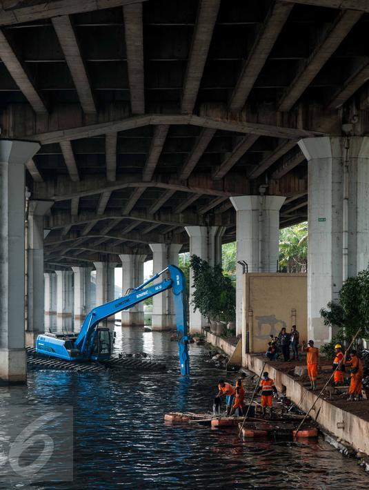 Petugas membersihkan Kali Ancol, Jakarta, Rabu (11/1). Pengerukan diharapkan dapat memperdalam Kali Ancol mencapai hingga tiga meter (Liputan6.com/Gempur M Surya)