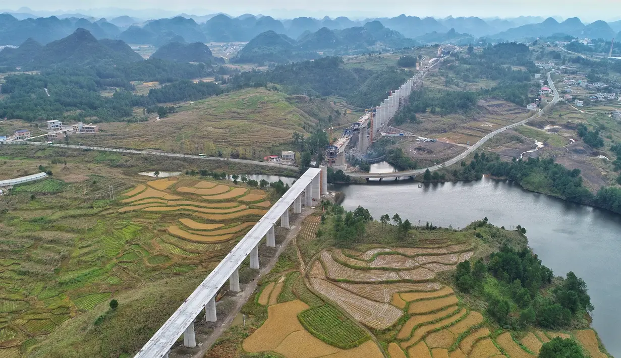 Foto dari udara menunjukkan jembatan besar Lali di jalur kereta cepat Guiyang-Nanning di Wilayah Dushan, Provinsi Guizhou, China barat daya (20/10/2020). Jalur kereta cepat Guiyang-Nanning dirancang untuk dapat dilalui kereta dengan kecepatan maksimum 350 kilometer per jam. (Xinhua/Liu Xu)