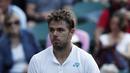 Stan Wawrinka mendinginkan lutut kaki dengan es saat melawan etenis Rusia, Daniil Medvedev di  Wimbledon Tennis Championships 2017, London, (3/7/2017). Stan kalah 4-6, 6-3, 4-6, 1-6. (AP/Kirsty Wigglesworth)