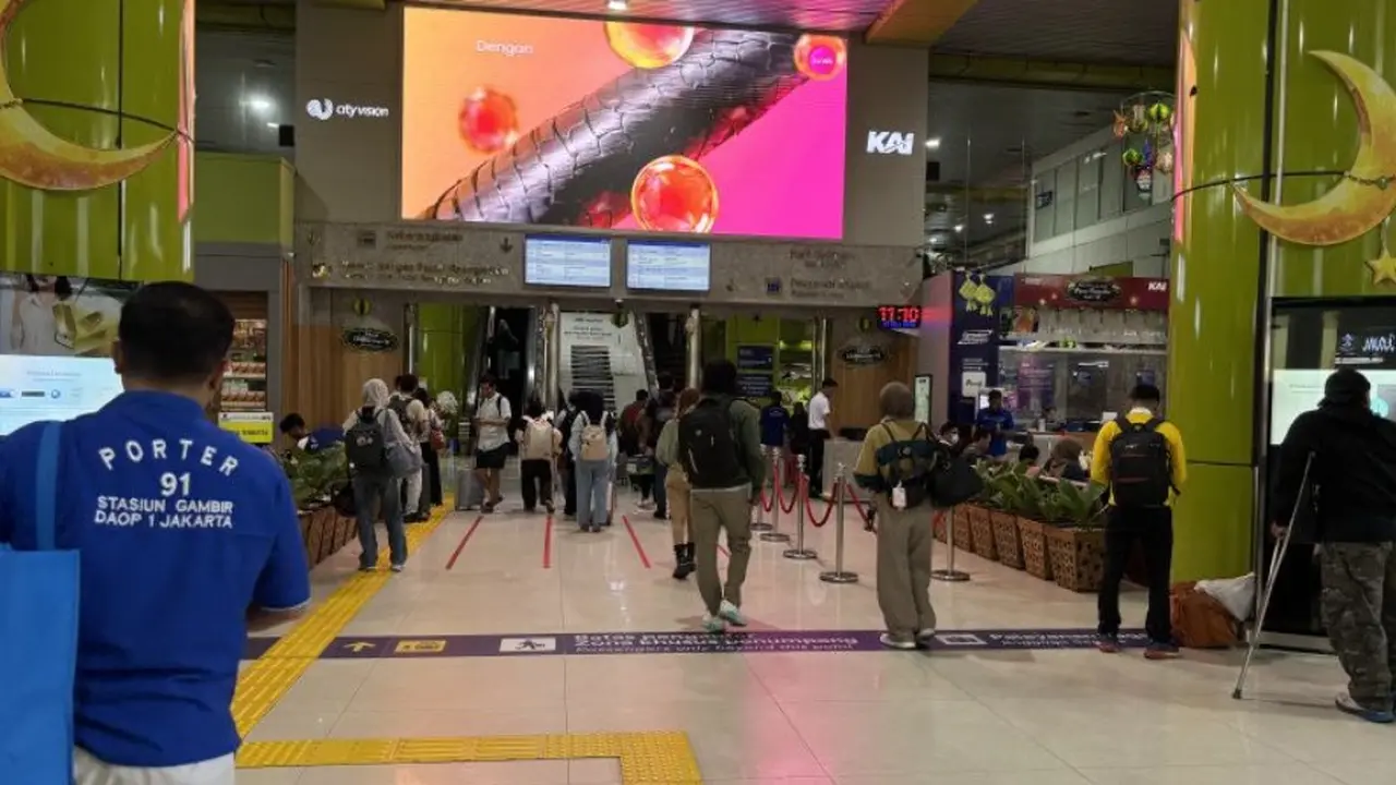 Penumpang kereta berangkat dari Stasiun Gambir, Jakarta Pusat, Selasa (17/3/2026) atau H-4 Lebaran 2026.