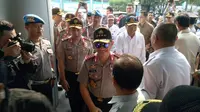Kapolri Jenderal Tito Karnavian saat meninjau persiapan arus mudik di Pelabuhan Merak, Kota Cilegon, Banten, Minggu (11/06/2017). (Liputan6.com/Yandhi Delstama)