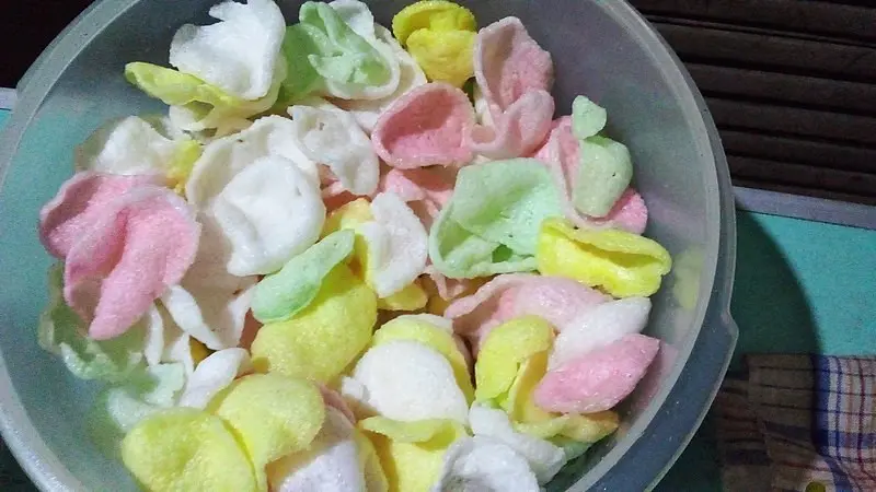 Setoples kerupuk bawang warna warni