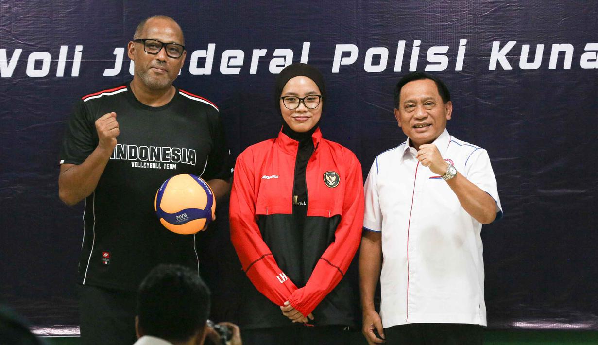 Ketua Umum Pengurus Pusat Persatuan Bola Voli Seluruh Indonesia (PP PBVSI), Imam Sudjarwo (kanan) berfoto bersama pelatih Timnas voli putri Indonesia, Marcos Sugiyama (kiri) saat pelepasan di Padepokan Voli Jenderal Polisi Kunarto, Sentul, Jawa Barat, Selasa (2/6/2026). (Bola.com/Abdul Aziz)