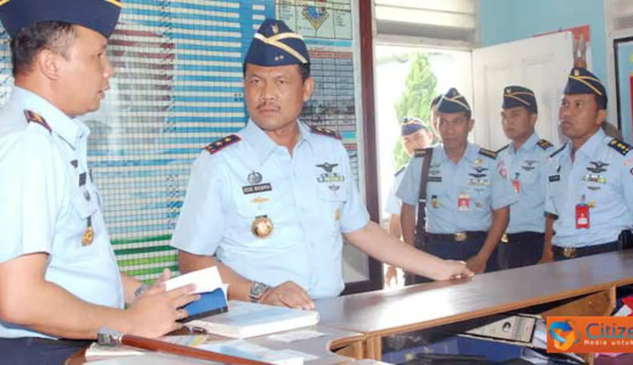 Pangkoopsau I, Marsekal Muda TNI Dede Rusamsi meninjau ruang dispacht, Skadron Udara 7 Lanud Suryadarma sebagai pos pengendalian dan pelaksanaan kegiatan penerbangan Pesawat Helikopter jenis EC 120 Colibri dan Bell 47 G Solooy.
