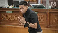 Terdakwa kasus pembunuhan berencana Brigadir Yosua Hutabarat, Richard Eliezer alias Bharada E memberi salam sebelum menjalani sidang tuntutan di Pengadilan Negeri Jakarta Selatan, Jakarta, Rabu (25/1/2023). Sebelumnya, jaksa menuntut Richard Eliezer atau Bharada E dengan hukuman 12 tahun penjara. (Liputan6.com/Faizal Fanani)