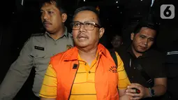 Bupati Indramayu, Supendi memakai rompi tahanan usai menjalani pemeriksaan di Gedung KPK, Jakarta, Rabu (16/10/2019). Supendi resmi ditahan untuk mempermudah pemeriksaan terkait dugaan menerima suap pengaturan proyek dilingkungan Pemkab Indramayu tahun 2019. (merdeka.com/Dwi Narwoko)