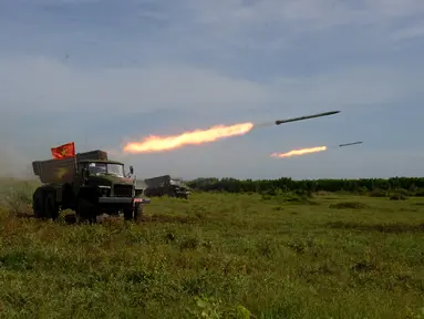Rudal anti-pesawat buatan Rusia BM - 21 Grad selama latihan militer di selatan kota Ho Chi Minh, Vietnam, (7/11). Mewaspadai konflik dengan China, Pemerintah Vietnam mulai mempersiapkan diri dengan mengembangkan kekuatan militer mereka. (REUTERS)