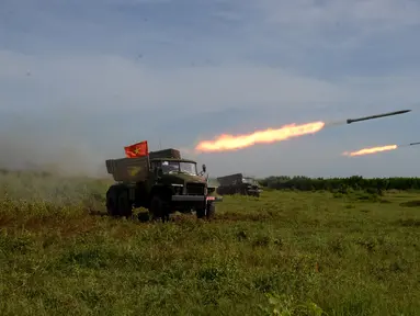 Rudal anti-pesawat buatan Rusia BM - 21 Grad selama latihan militer di selatan kota Ho Chi Minh, Vietnam, (7/11). Mewaspadai konflik dengan China, Pemerintah Vietnam mulai mempersiapkan diri dengan mengembangkan kekuatan militer mereka. (REUTERS)