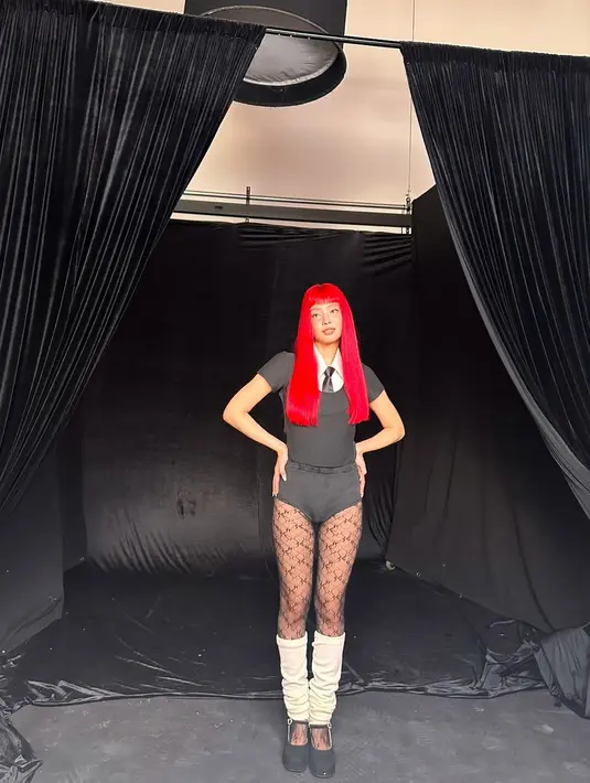 Agar rambutnya kian mencolok, ia kenakan collar shirt di balik outfit serba hitam yang pendek. Jennie padukan roundneck shirt dengan short dan stocking berjaring [@jennierubyjane]