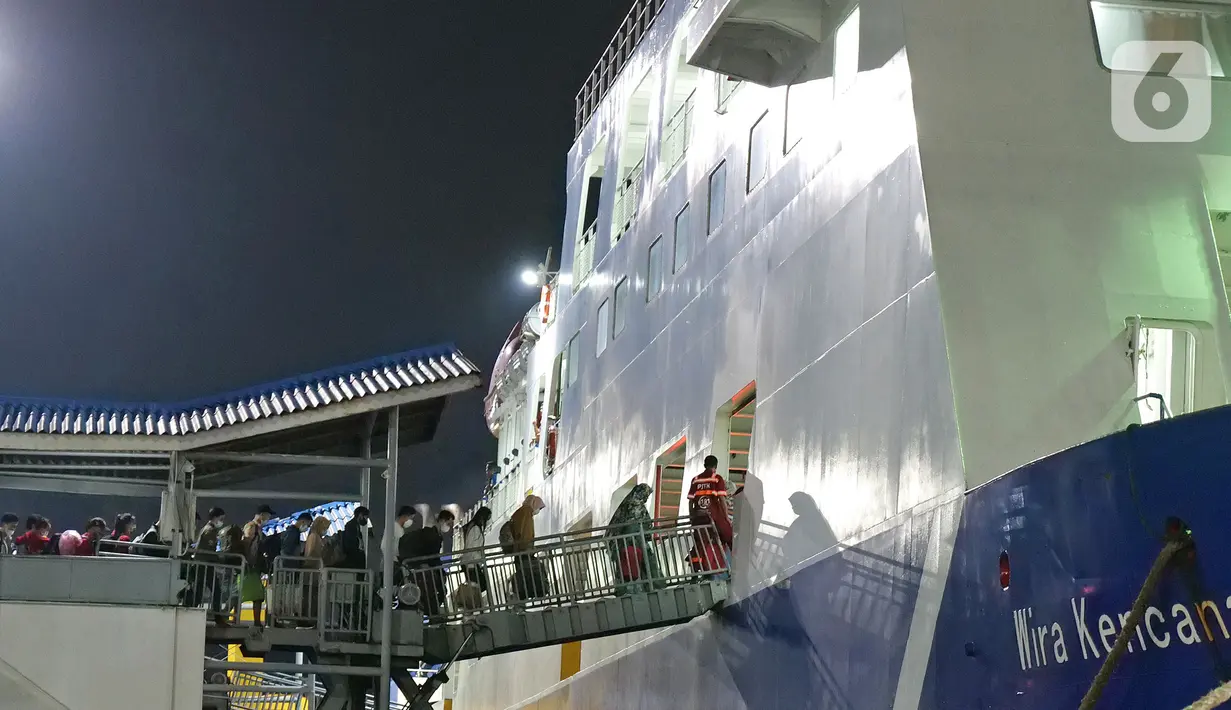 Sejumlah calon penumpang yang akan menyeberang ke Sumatera antre masuk ke kapal ferry di Pelabuhan Merak Banten, Rabu (5/5/2021) dinihari.  Pemerintah melarang mudik Lebaran selama 12 hari, mulai tanggal 6 hingga 17 Mei 2021 guna mencegah penularan Covid-19. (Liputan6.com/Herman Zakharia)