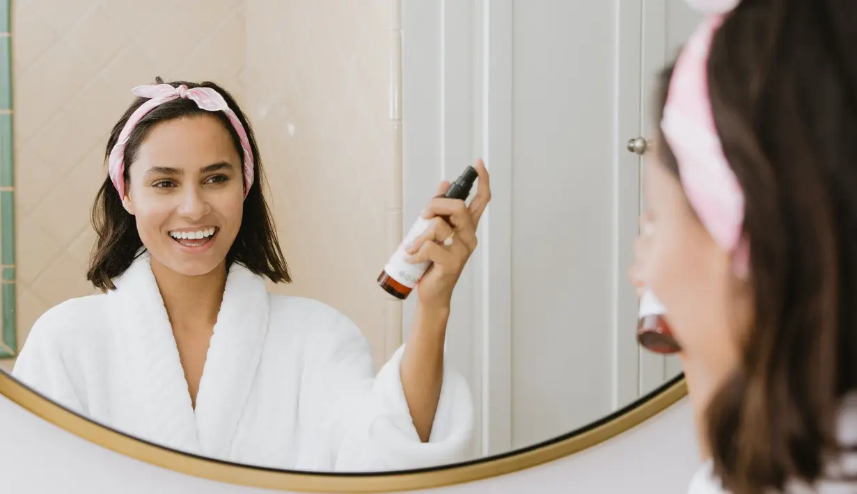 Hidrokuinon bekerja dengan menghambat enzim yang disebut tirosinase yang membantu produksi melanin. Hidrokuinon dapat menyebabken kulit kering, kemerahan dan rasa terbakar yang mungkin menandakan reaksi alergi terhadap bahan tersebut. (Unsplash/Kalos)